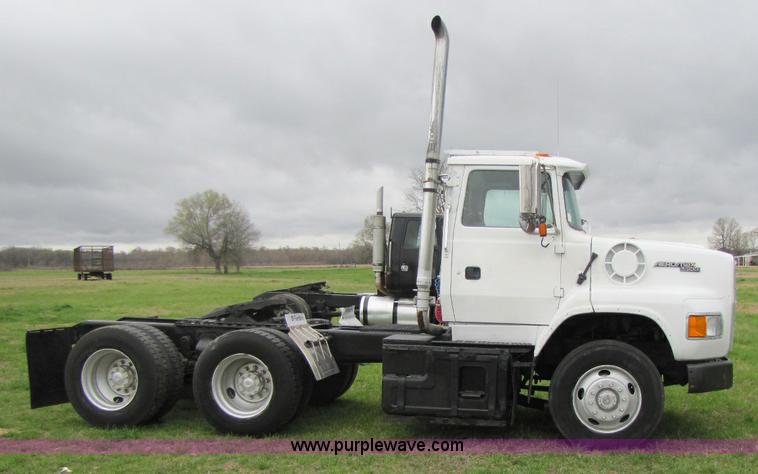 image for item 8406 1992 Ford LTA9000 Aero Max 106 semi truck
