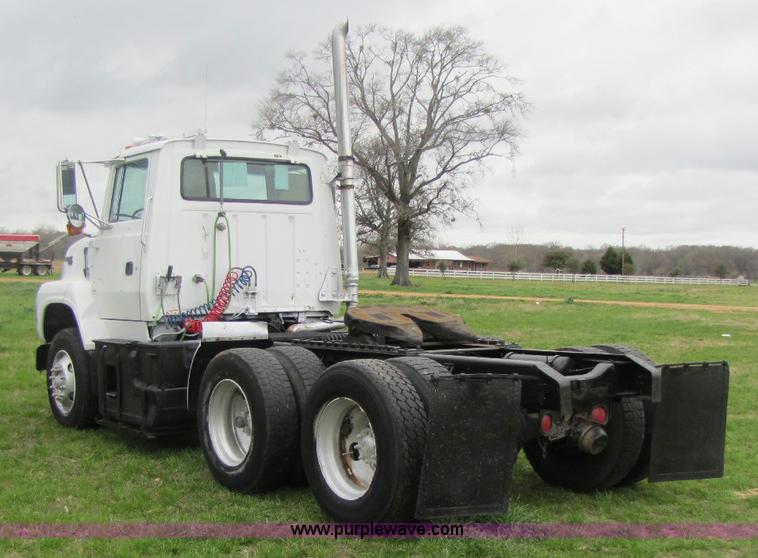 image for item 8406 1992 Ford LTA9000 Aero Max 106 semi truck