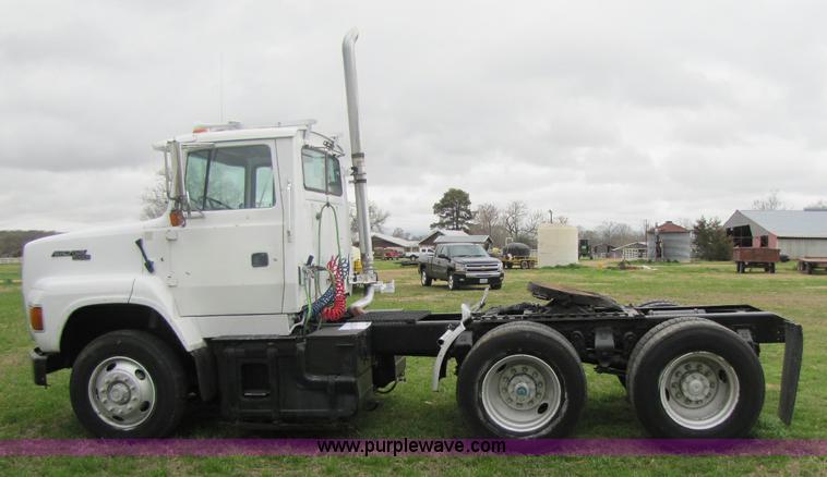 image for item 8406 1992 Ford LTA9000 Aero Max 106 semi truck
