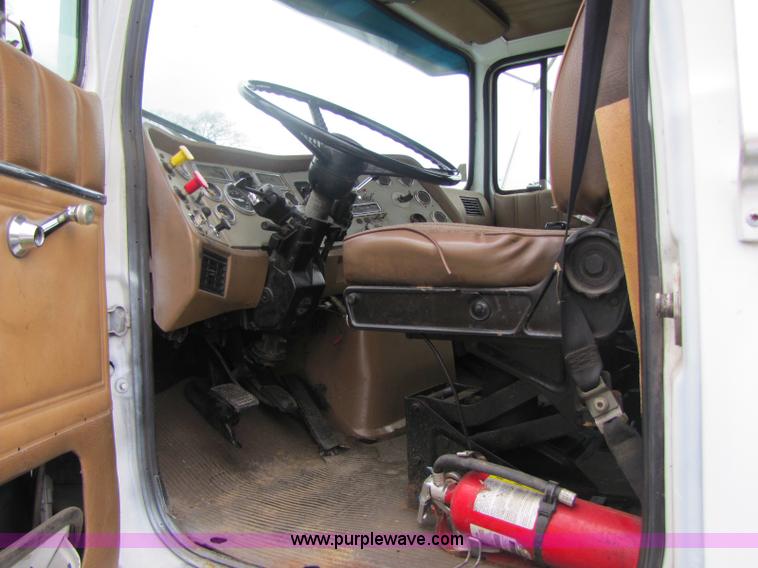 image for item 8406 1992 Ford LTA9000 Aero Max 106 semi truck