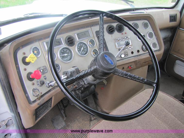 image for item 8406 1992 Ford LTA9000 Aero Max 106 semi truck