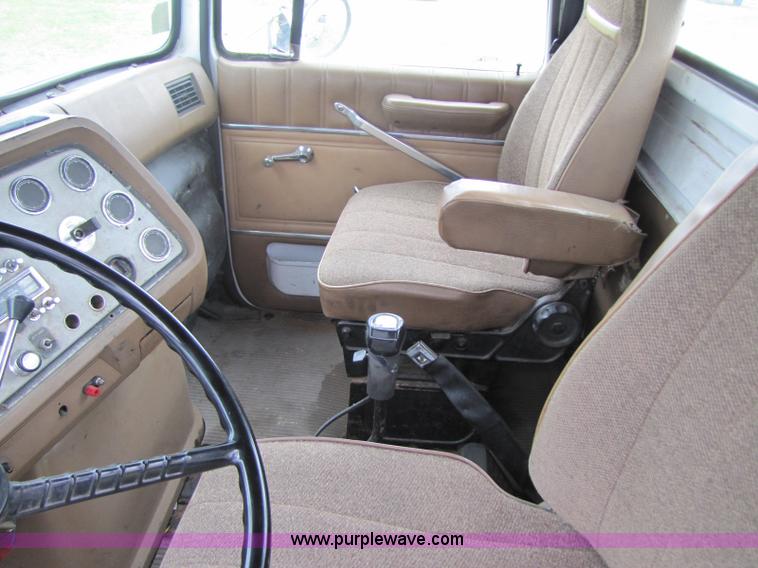 image for item 8406 1992 Ford LTA9000 Aero Max 106 semi truck