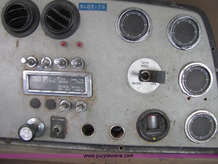 image for item 8406 1992 Ford LTA9000 Aero Max 106 semi truck