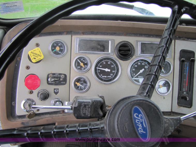 image for item 8406 1992 Ford LTA9000 Aero Max 106 semi truck