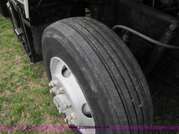 image for item 8406 1992 Ford LTA9000 Aero Max 106 semi truck