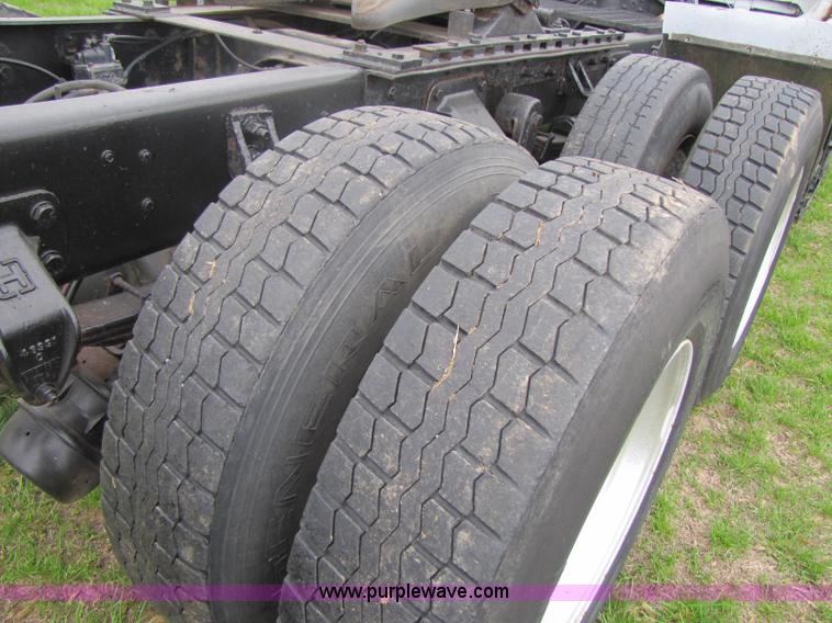 image for item 8406 1992 Ford LTA9000 Aero Max 106 semi truck