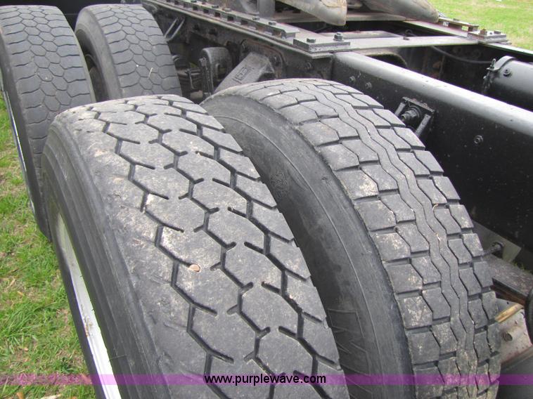 image for item 8406 1992 Ford LTA9000 Aero Max 106 semi truck