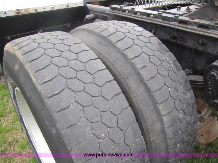 image for item 8406 1992 Ford LTA9000 Aero Max 106 semi truck