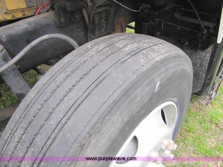 image for item 8406 1992 Ford LTA9000 Aero Max 106 semi truck