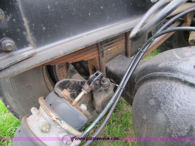 image for item 8406 1992 Ford LTA9000 Aero Max 106 semi truck