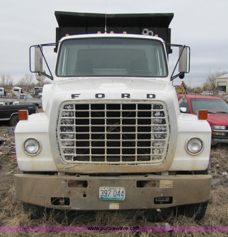 image for item 8416 1982 Ford LT9000 dump truck