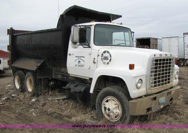 image for item 8416 1982 Ford LT9000 dump truck