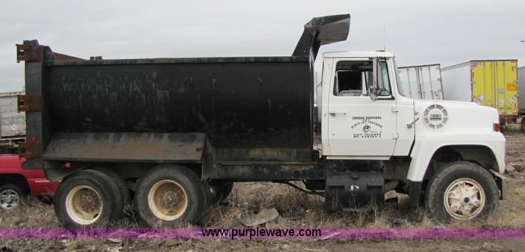 image for item 8416 1982 Ford LT9000 dump truck