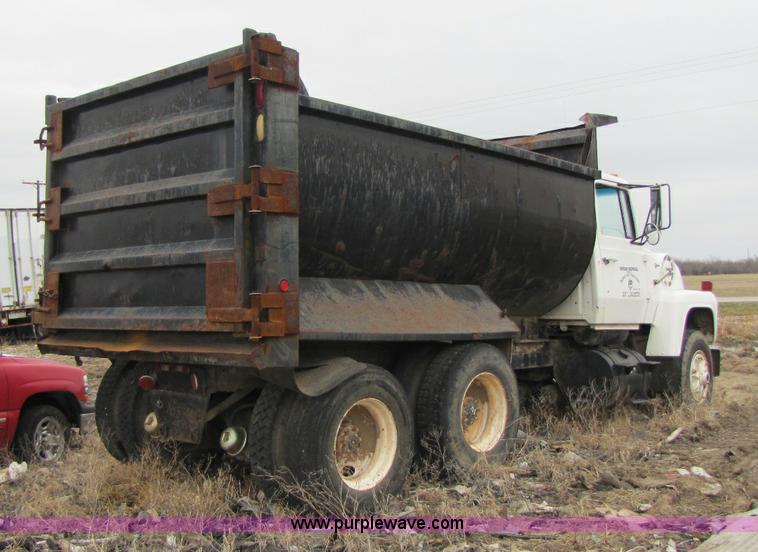 image for item 8416 1982 Ford LT9000 dump truck