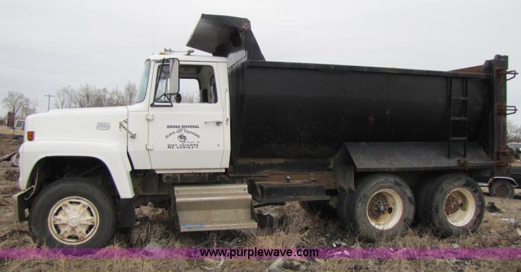 image for item 8416 1982 Ford LT9000 dump truck