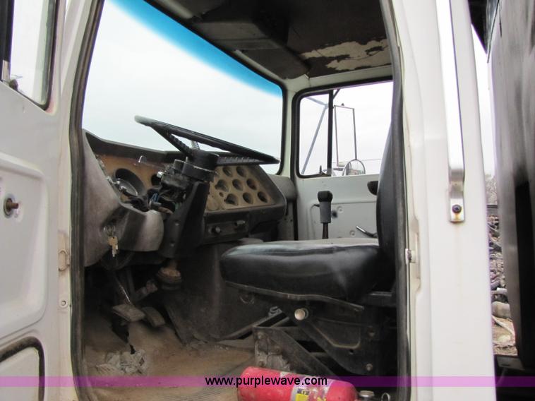 image for item 8416 1982 Ford LT9000 dump truck