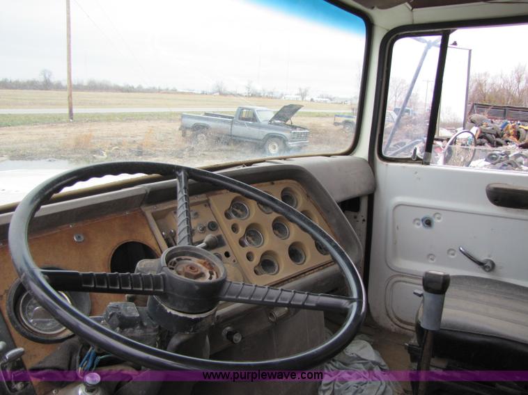 image for item 8416 1982 Ford LT9000 dump truck