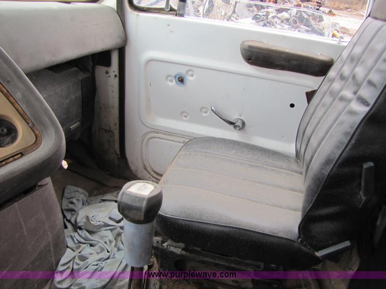 image for item 8416 1982 Ford LT9000 dump truck