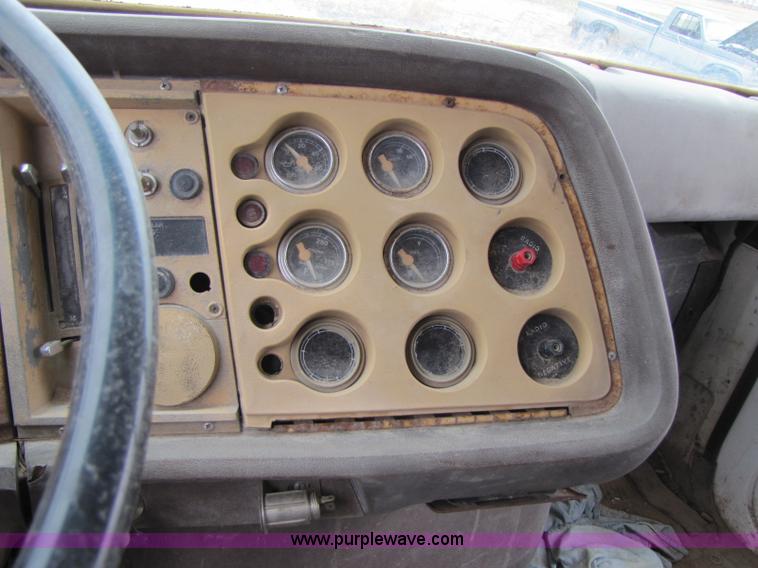 image for item 8416 1982 Ford LT9000 dump truck