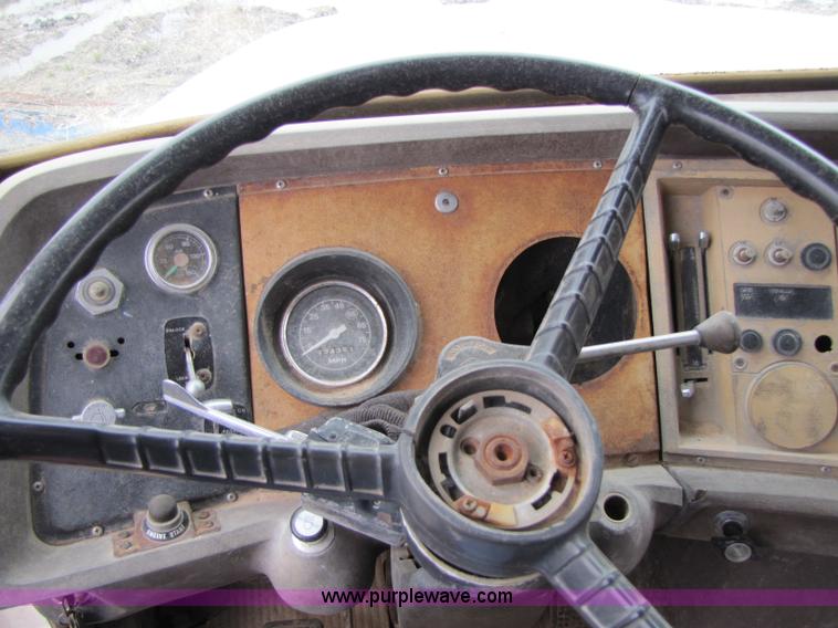 image for item 8416 1982 Ford LT9000 dump truck