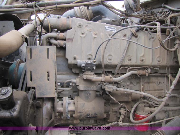 image for item 8416 1982 Ford LT9000 dump truck