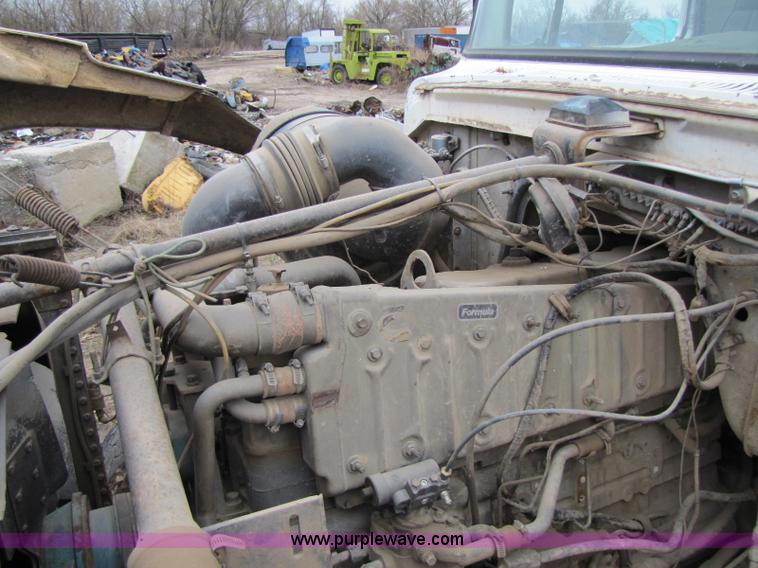 image for item 8416 1982 Ford LT9000 dump truck