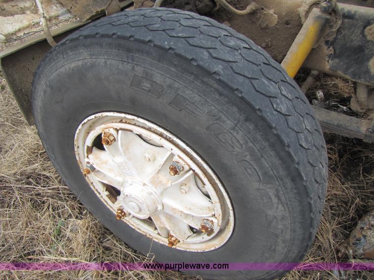 image for item 8416 1982 Ford LT9000 dump truck