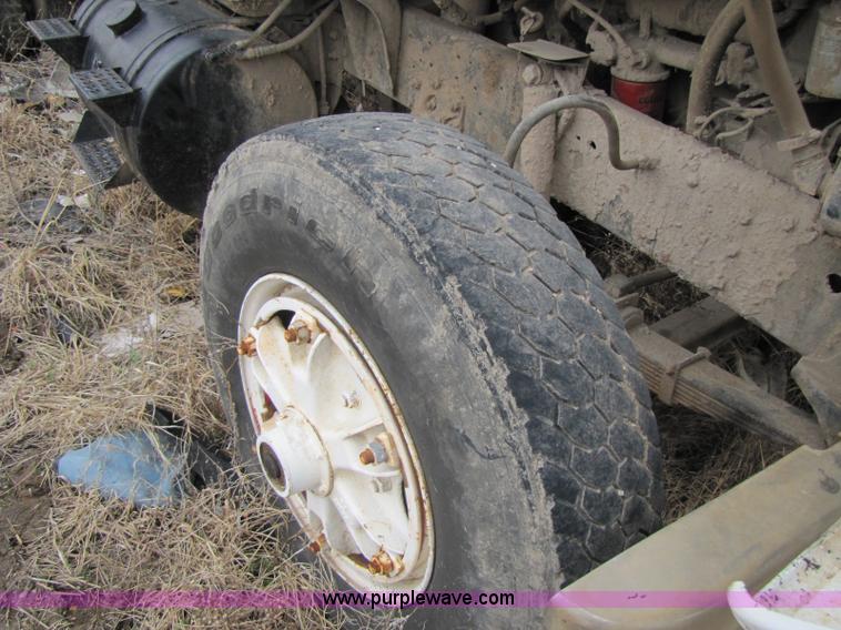 image for item 8416 1982 Ford LT9000 dump truck