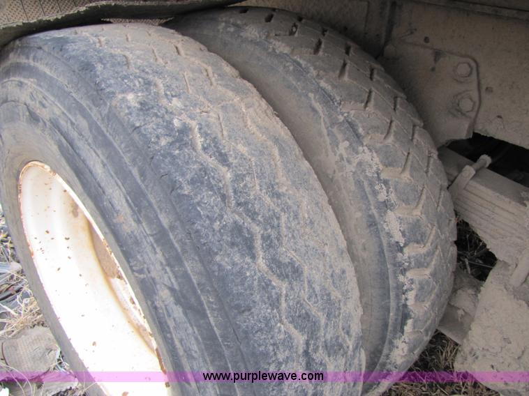 image for item 8416 1982 Ford LT9000 dump truck