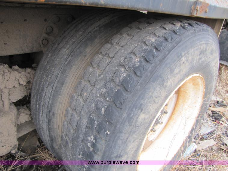 image for item 8416 1982 Ford LT9000 dump truck