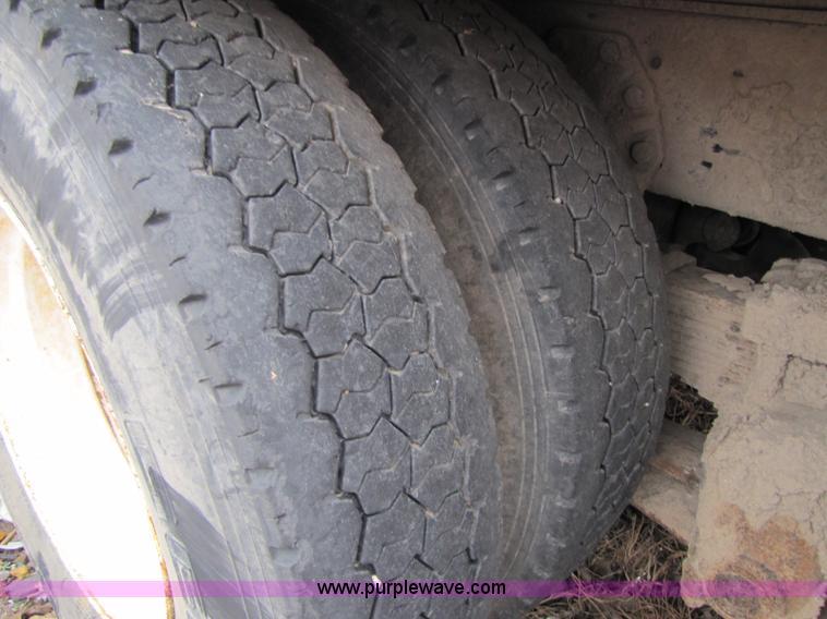 image for item 8416 1982 Ford LT9000 dump truck