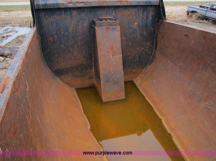 image for item 8416 1982 Ford LT9000 dump truck