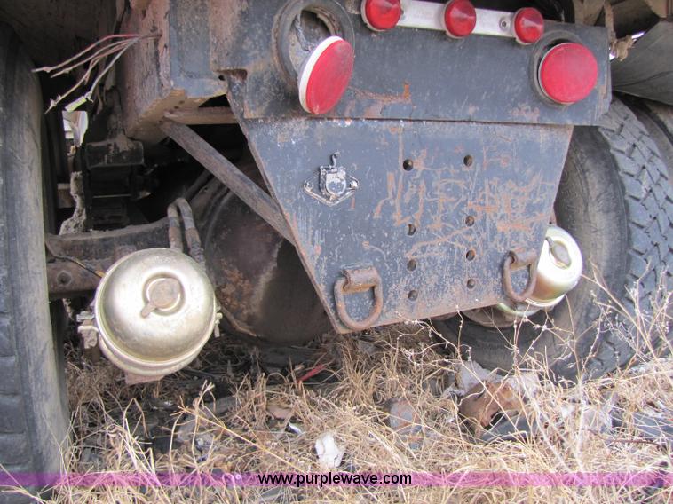 image for item 8416 1982 Ford LT9000 dump truck