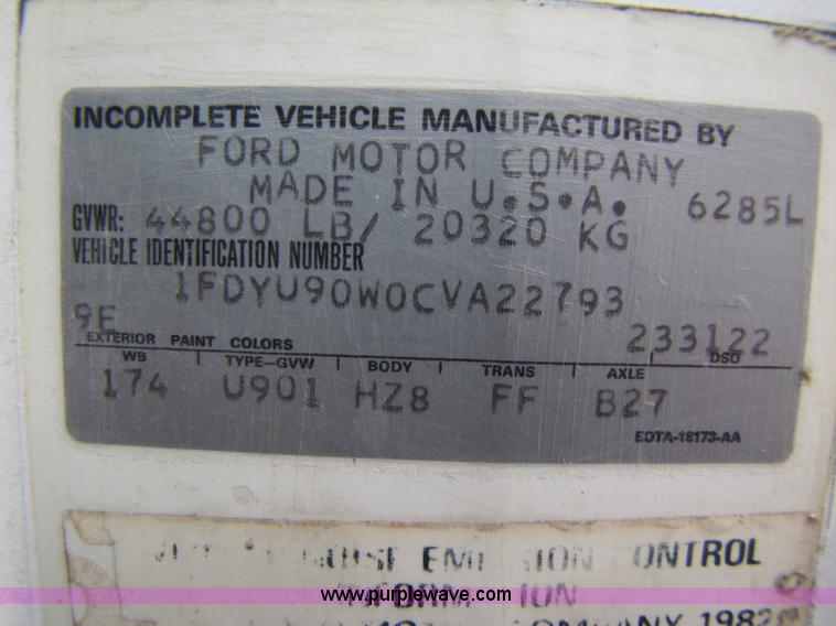 image for item 8416 1982 Ford LT9000 dump truck