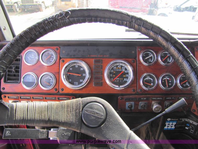 image for item 8418 1998 Freightliner FLD120 semi truck