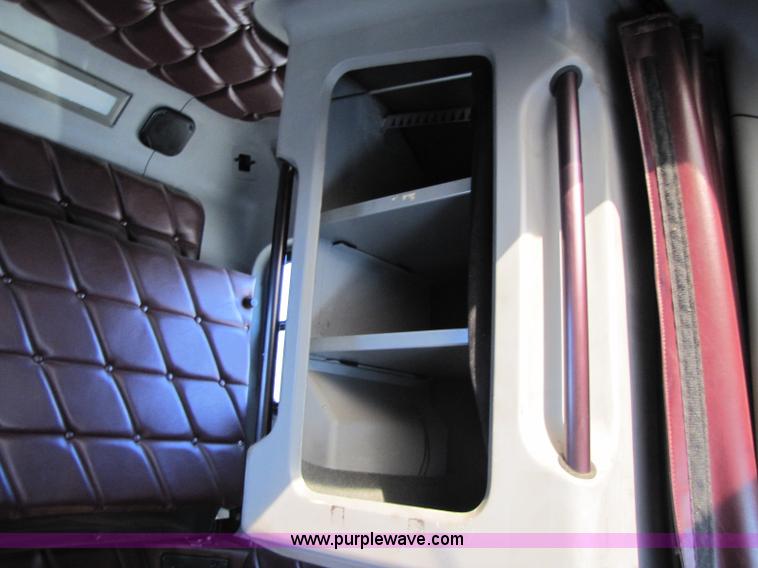 image for item 8418 1998 Freightliner FLD120 semi truck