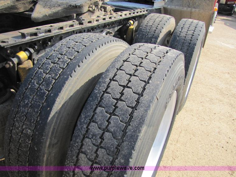 image for item 8418 1998 Freightliner FLD120 semi truck