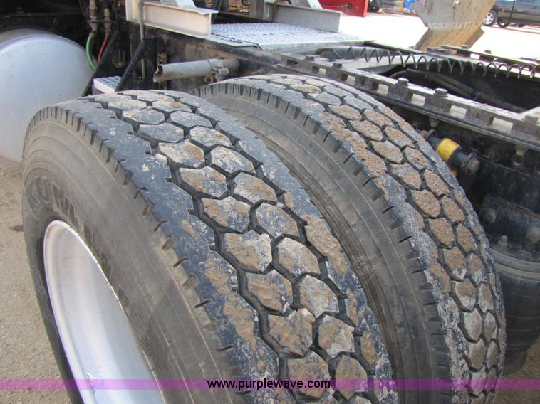 image for item 8418 1998 Freightliner FLD120 semi truck