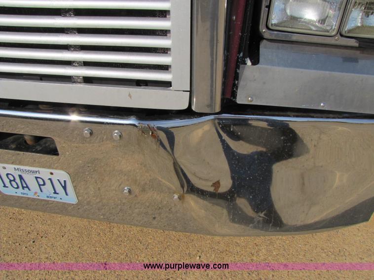 image for item 8418 1998 Freightliner FLD120 semi truck