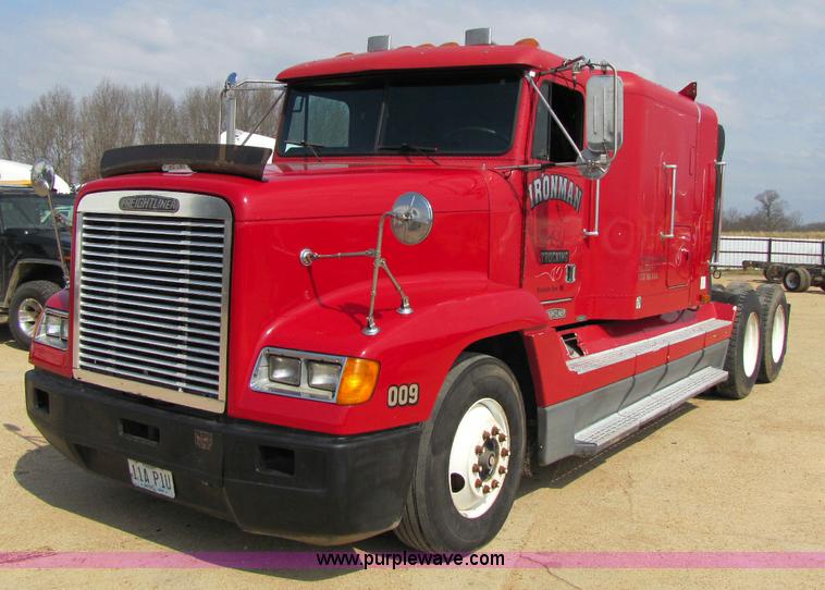 image for item 8419 1995 Freightliner FLD120 semi truck