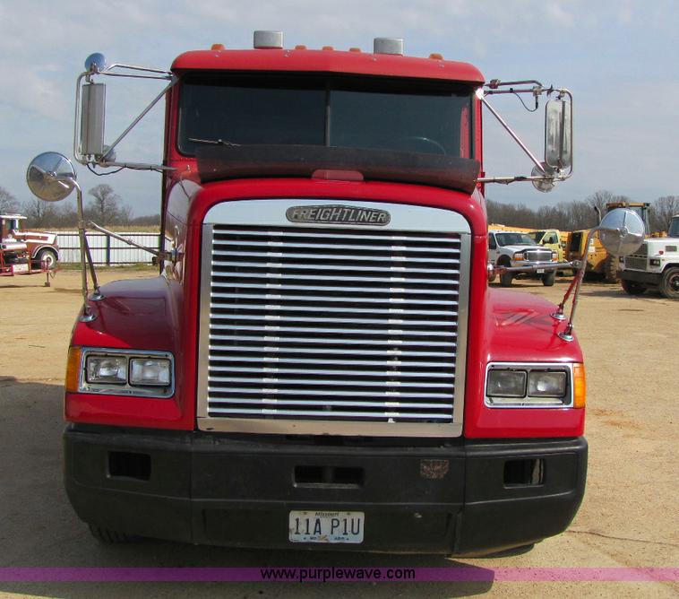 image for item 8419 1995 Freightliner FLD120 semi truck