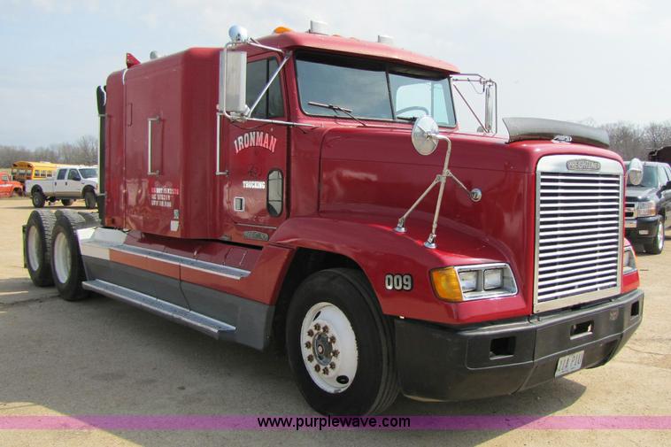 image for item 8419 1995 Freightliner FLD120 semi truck