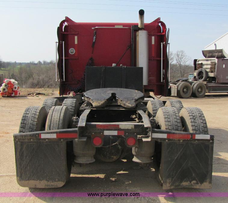 image for item 8419 1995 Freightliner FLD120 semi truck