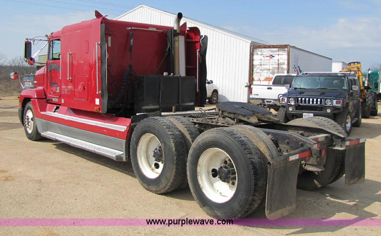image for item 8419 1995 Freightliner FLD120 semi truck