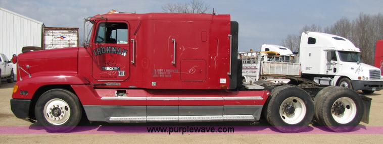 image for item 8419 1995 Freightliner FLD120 semi truck