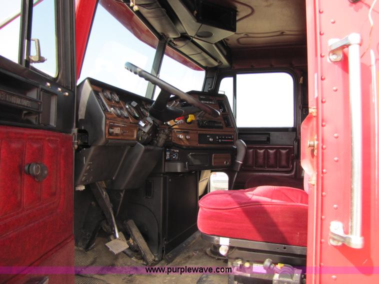 image for item 8419 1995 Freightliner FLD120 semi truck