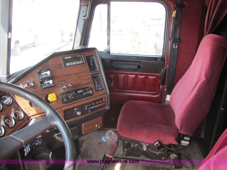 image for item 8419 1995 Freightliner FLD120 semi truck