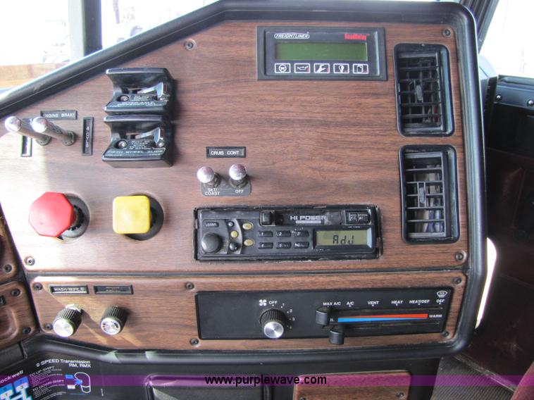 image for item 8419 1995 Freightliner FLD120 semi truck