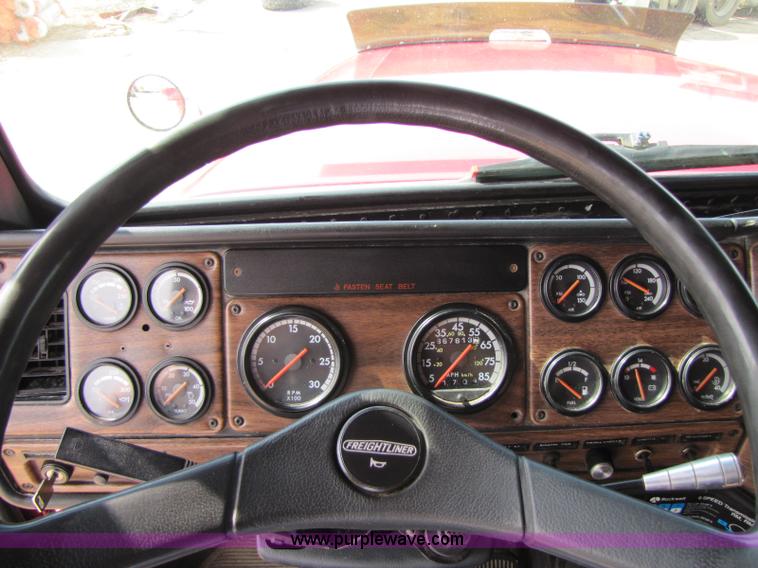 image for item 8419 1995 Freightliner FLD120 semi truck