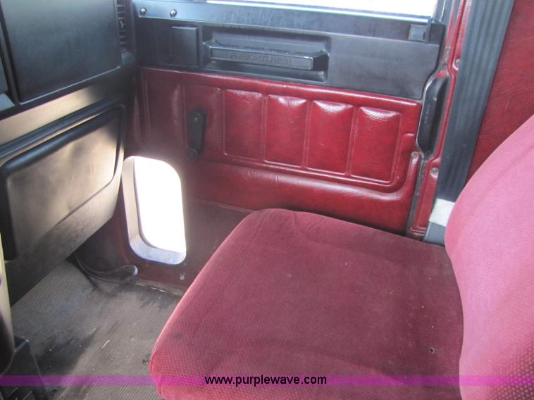 image for item 8419 1995 Freightliner FLD120 semi truck